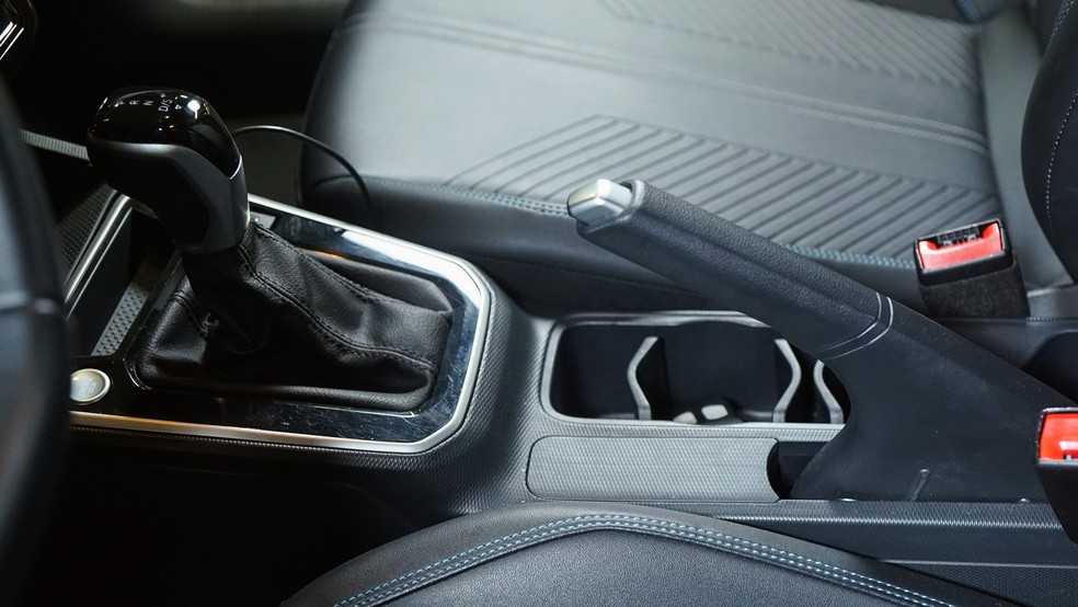 Volkswagen Tera tem freio de mão manual em todas as versões — Foto: Rafael Peixoto/g1