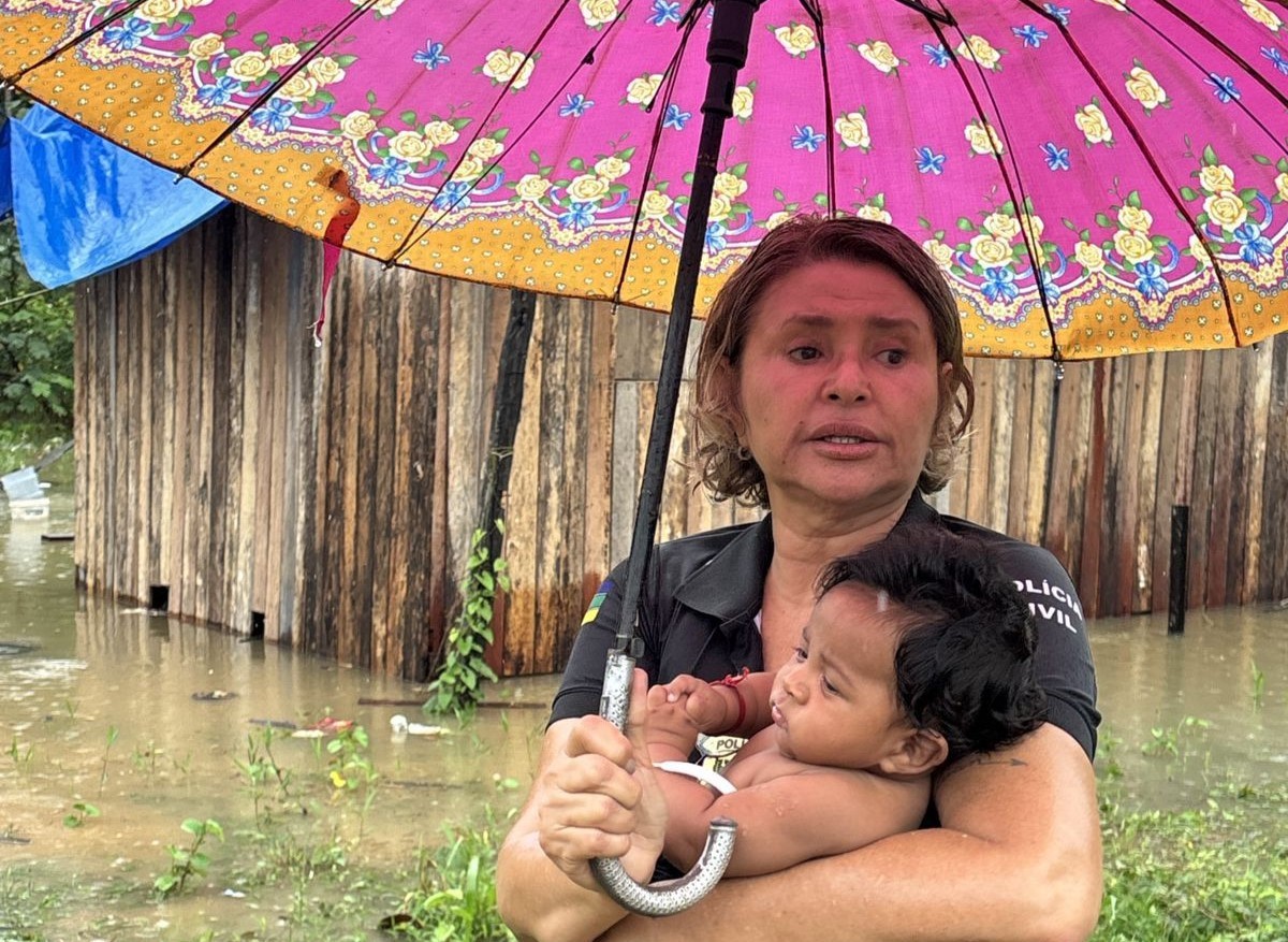 VÍDEO: casa afunda durante cheia e crianças são resgatadas pela janela no interior do Amapá