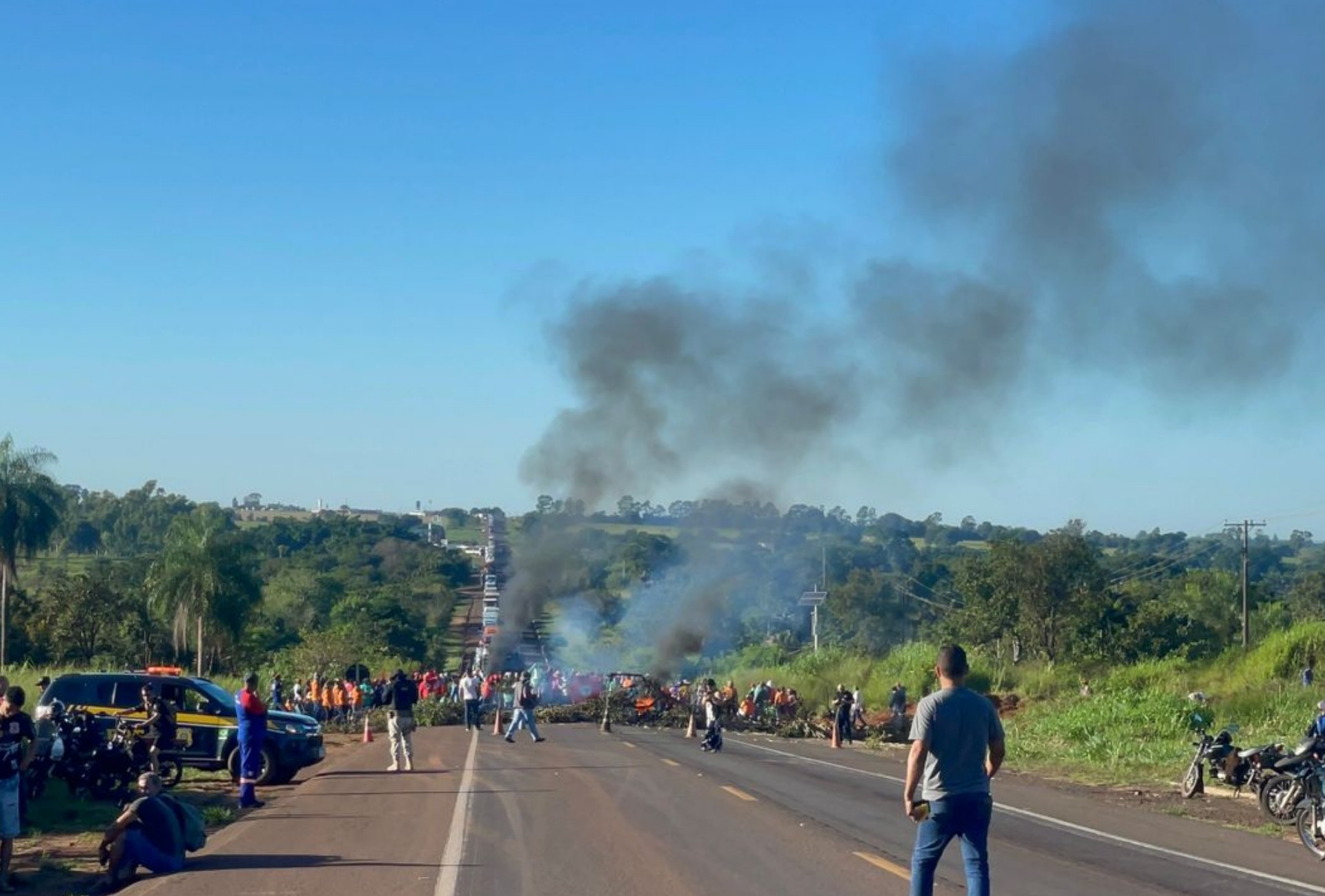 Manifestantes fecham BR-163 nos dois sentidos e causam quilômetros de congestionamento