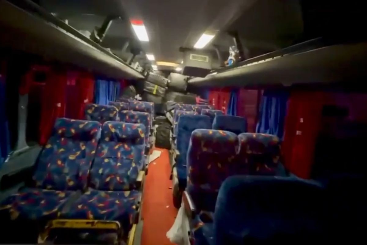 Ônibus clandestino é apreendido após transportar passageiros sentados sobre caixas de cigarros ilegais no Paraná