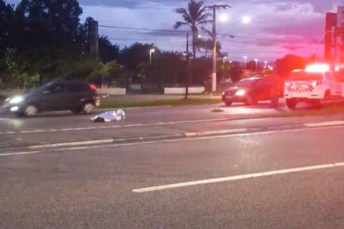 Motorista atropela e mata idoso, foge sem prestar socorro e abandona carro com garrafa de whisky no litoral de SP