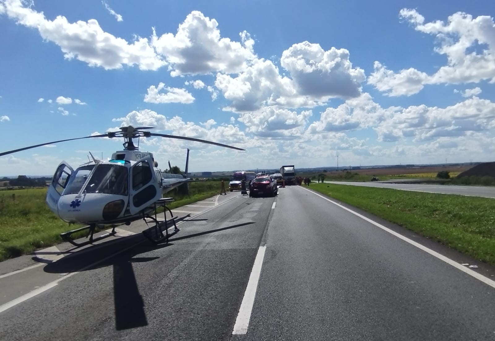 Acidente entre moto, carreta e caminhonete mata mulher, deixa homem gravemente ferido e bloqueia a BR-376, no Paraná
