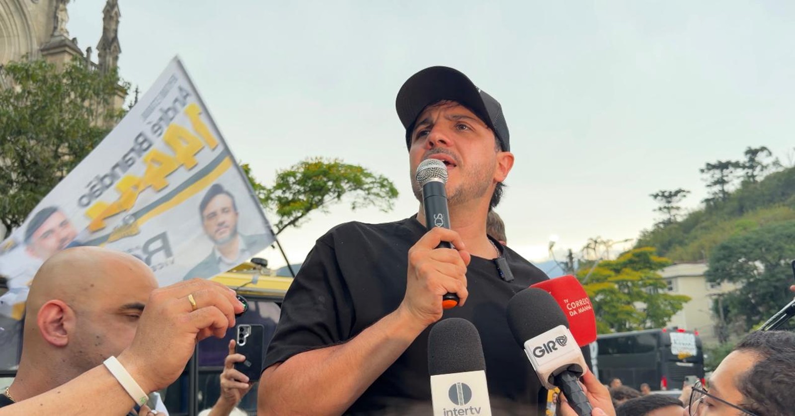 Em Petrópolis (RJ), Renan Santos resgata proposta de remover moradias de áreas de risco