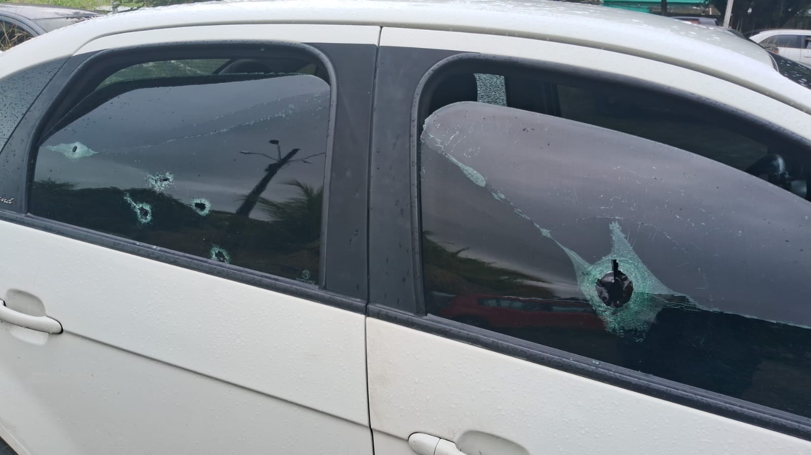 Passageira é morta a tiros dentro de carro de aplicativo durante corrida; criminosos fugiram após o crime 