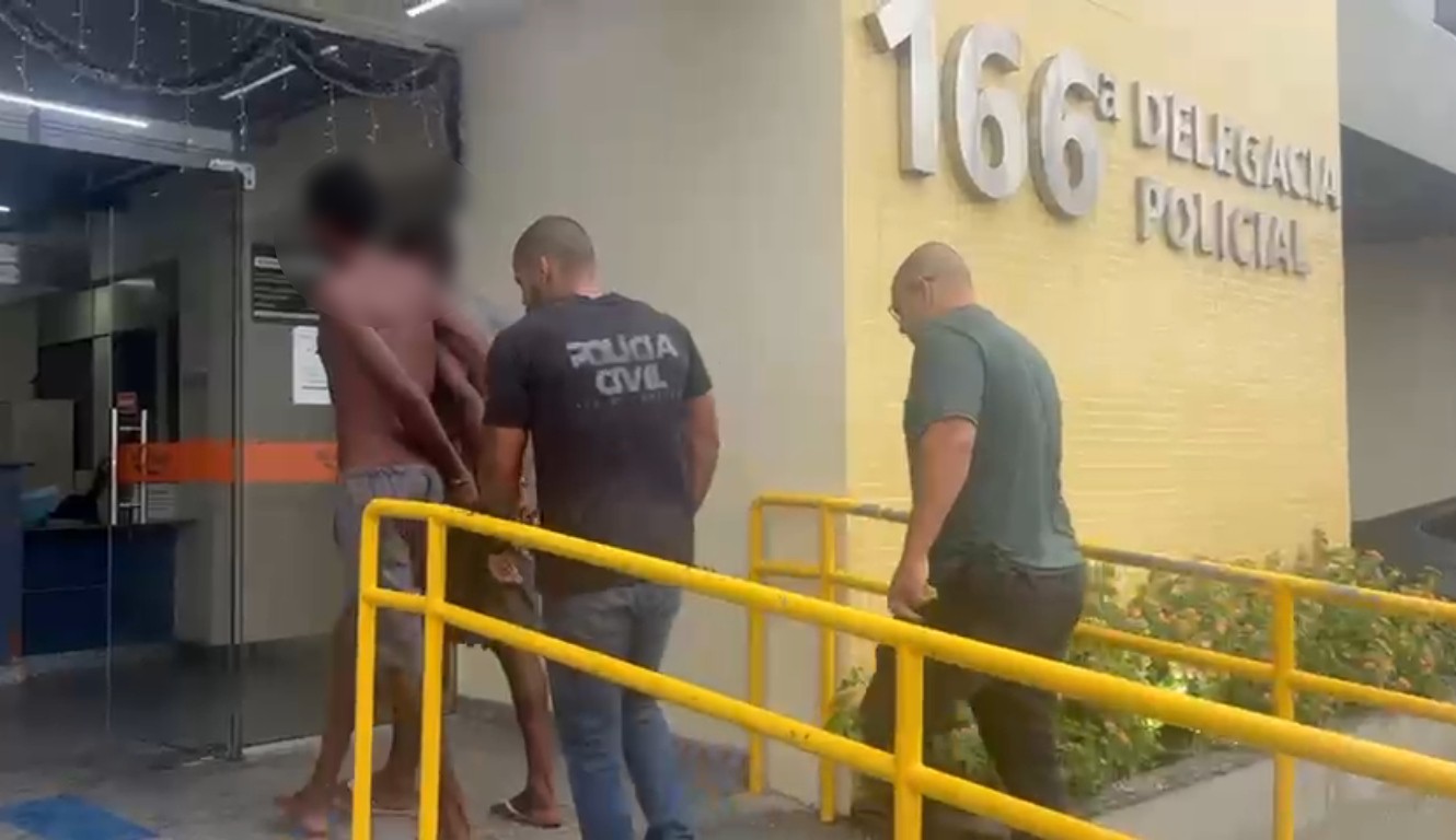 VÍDEO: Dois homens suspeitos de atear fogo em ônibus e carro são presos em Angra dos Reis