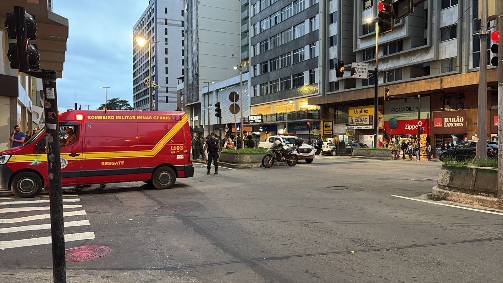 Acidente entre carro e moto deixa feridos e interdita pista lateral da Av. Rio Branco, no Centro de Juiz de Fora
