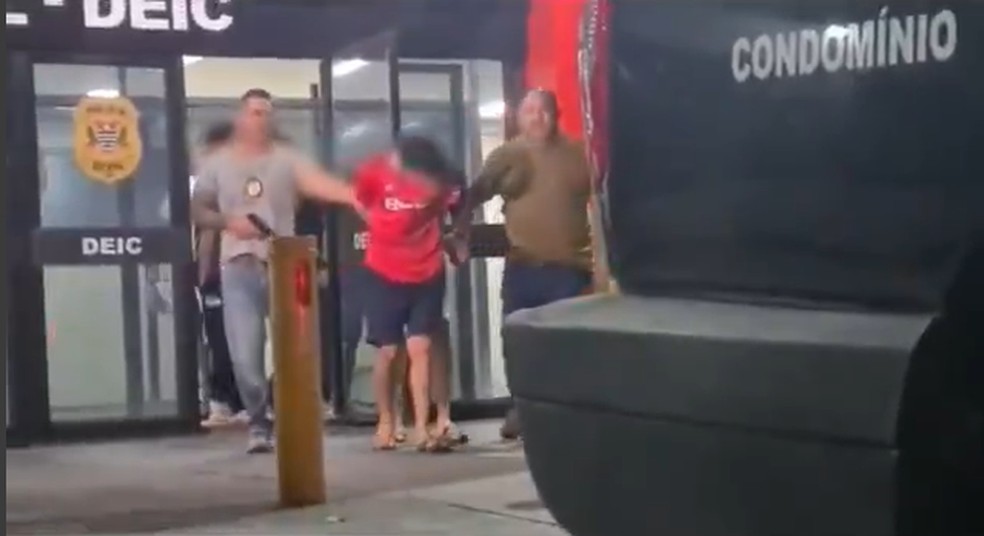 Adolescente de 17 anos é preso por invadir apartamentos de luxo — Foto: Reprodução/TV Globo
