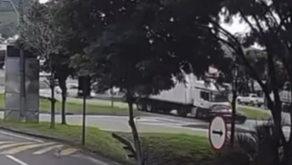 VÍDEO: duas pessoas ficam feridas após caminhão bater e arrastar carro na BR-101 no ES