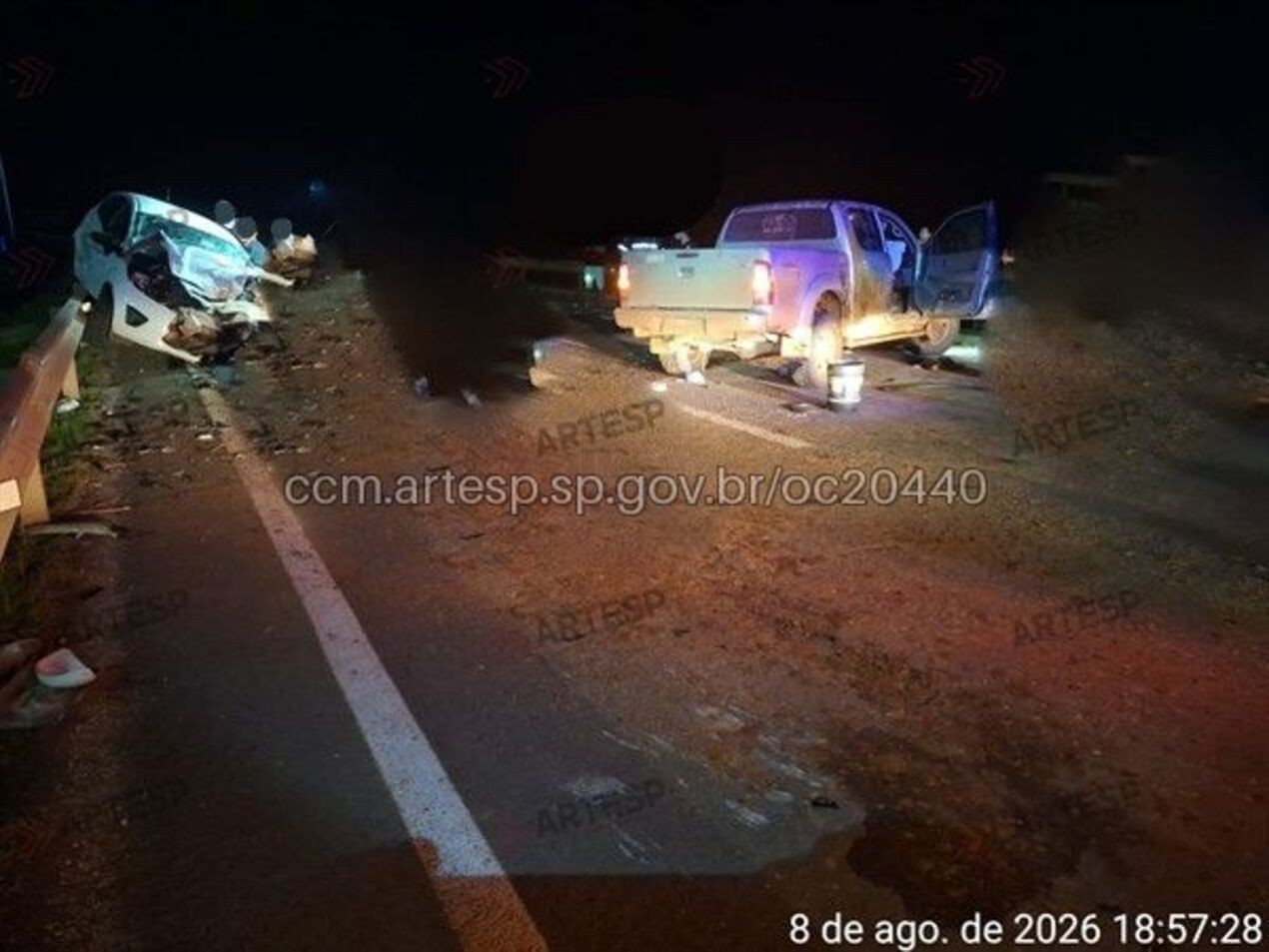 Vítima é socorrida em estado grave após caminhonete bater de frente com carro em rodovia de Itapeva