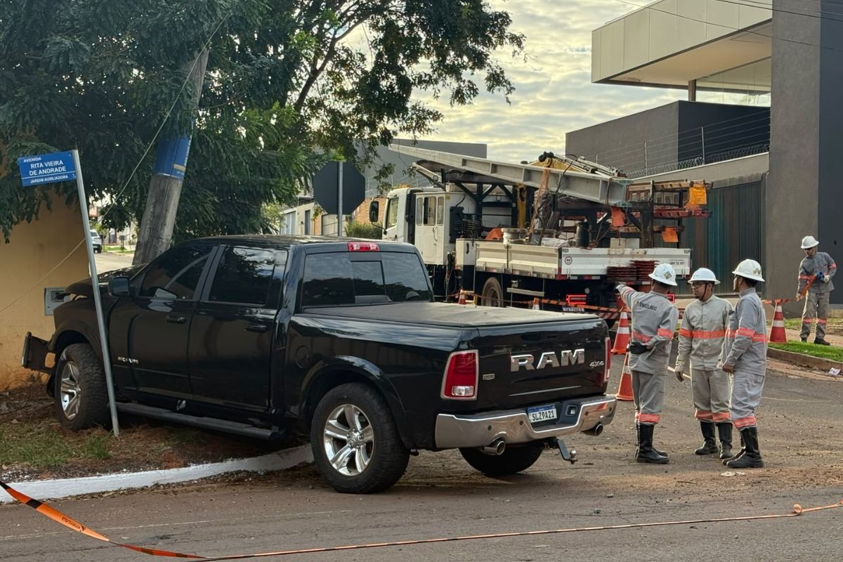 Caminhonete bate em poste, é abandonada e deixa moradores sem energia em Campo Grande