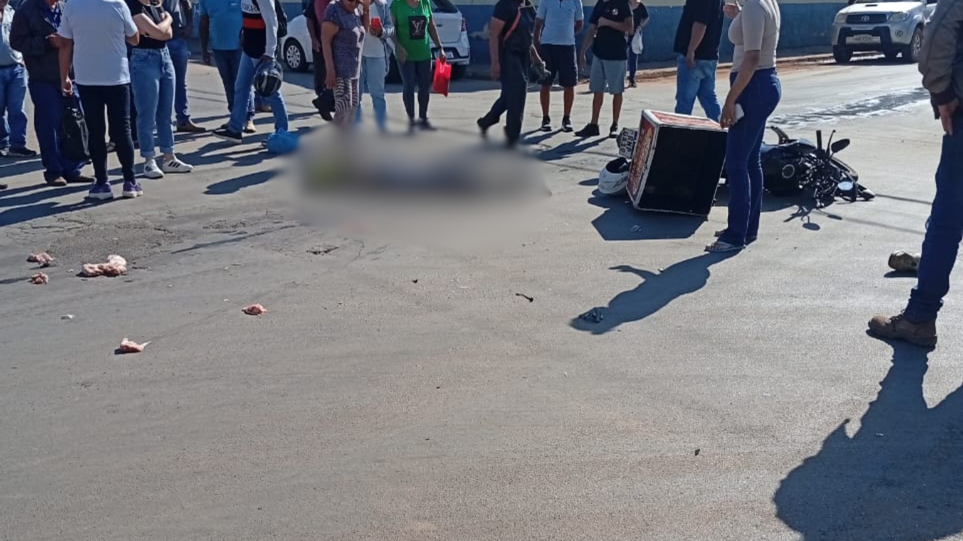 VÍDEO: Motociclista morre ao bater com caminhão que não respeitou parada obrigatória em Patos de Minas