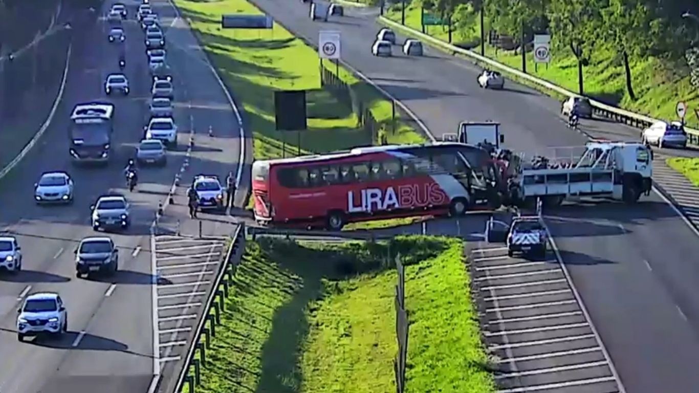 Ônibus faz conversão proibida, fica preso e gera transtorno na Zeferino Vaz em Campinas