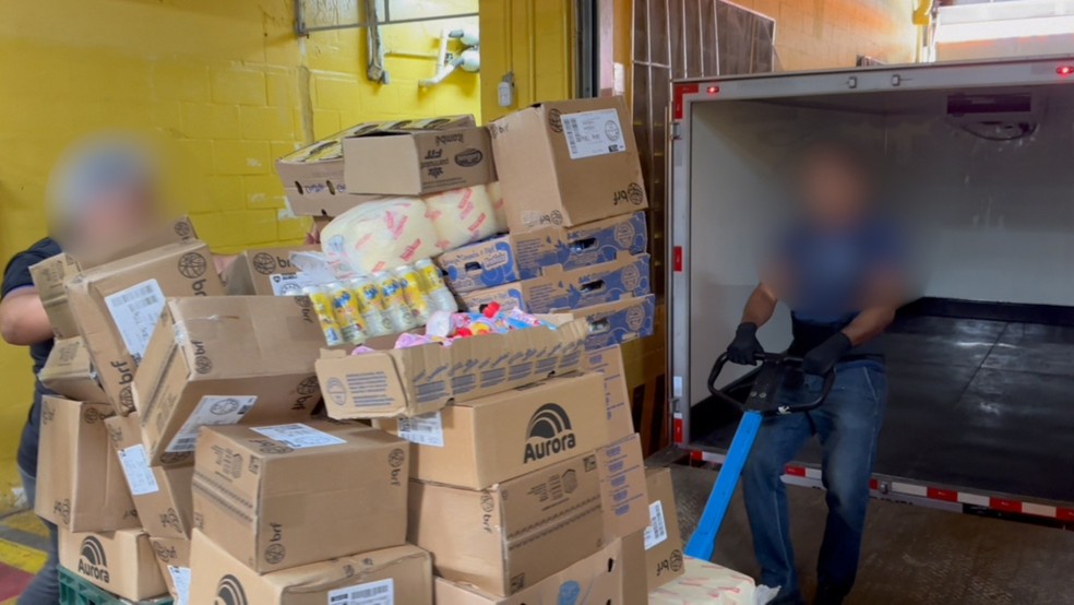 Agefis apreende em supermercado de Fortaleza cerca de 2 toneladas de alimentos impróprios para consumo. — Foto: Agefis/ Divulgação