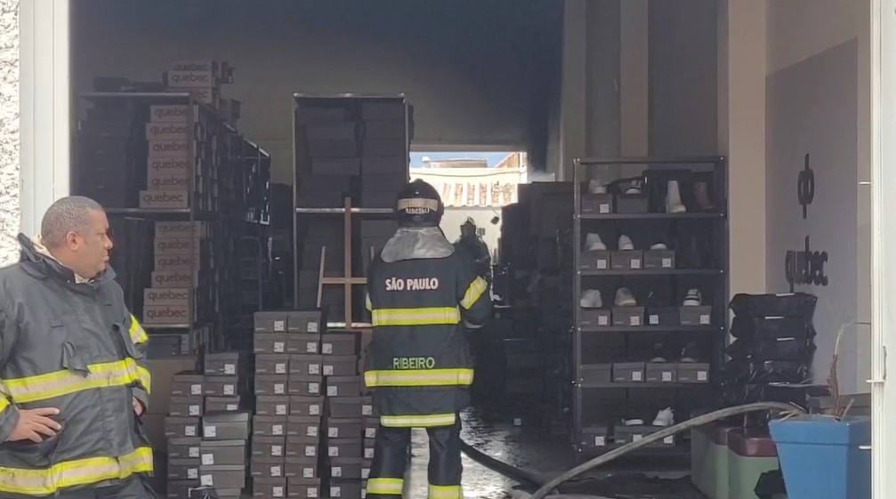 Fábrica de calçados pega fogo e mercadorias prontas para entrega ficam destruídas em Franca, SP