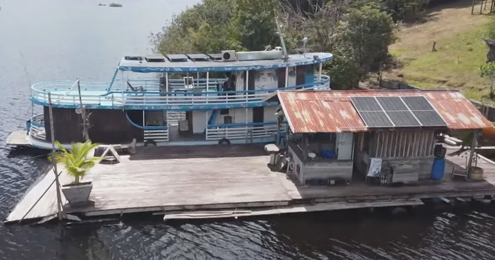 Barco do empresário alemão Wolfgang Brog - acusado de  montar esquema de exploração sexual no Amazonas  — Foto: Reprodução/Rede Amazônica