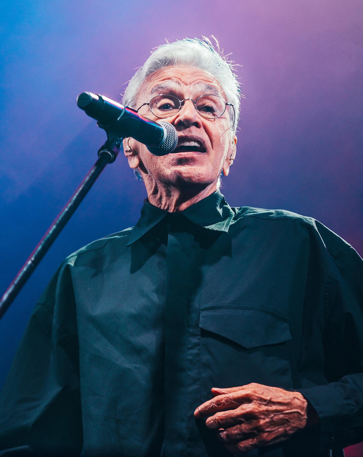 Caetano Veloso espreita a longevidade familiar ao festejar 83 anos, em cena, alinhado com a nova era dos festivais