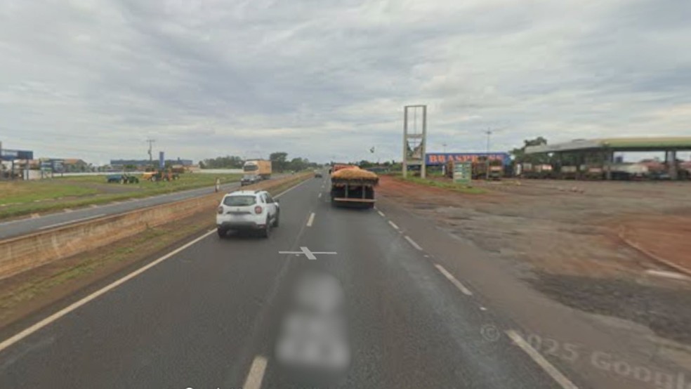 O caminhoneiro pernoitava em um posto de combustíveis às margens da BR-050 quando foi abordado — Foto: Google Maps/reprodução