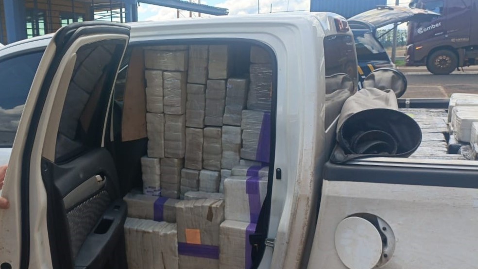 Droga tamb&eacute;m foi colocada nos bancos de passageiro &mdash; Foto: Pol&iacute;cia Rodovi&aacute;ria Federal/Divulga&ccedil;&atilde;o