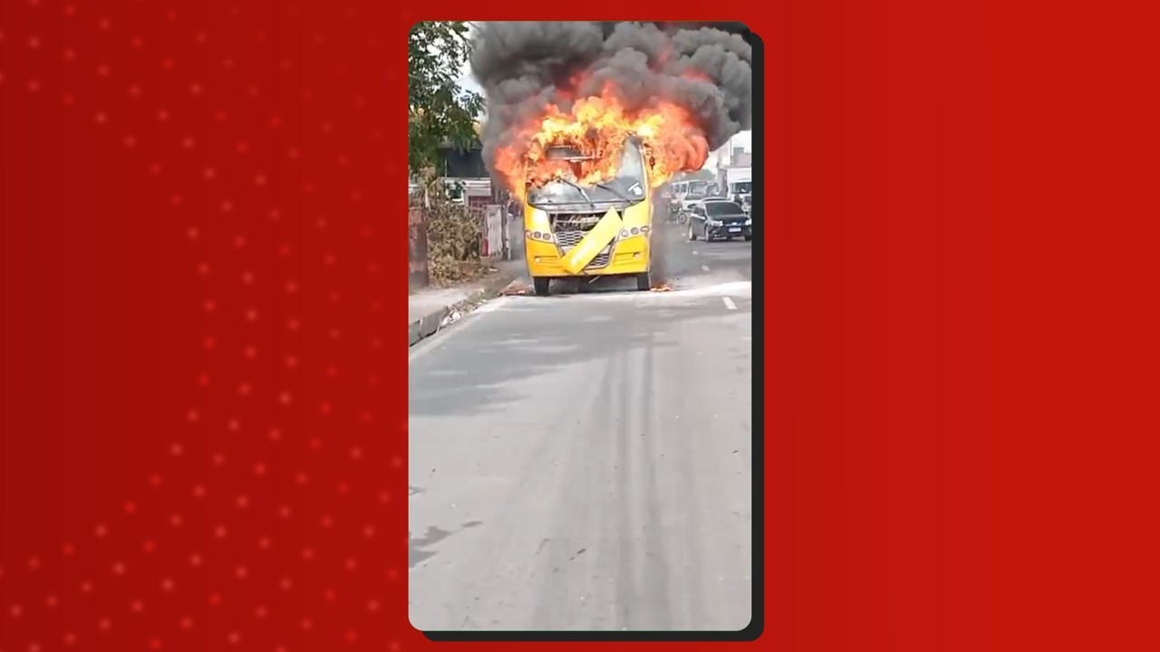 Micro-ônibus pega fogo em avenida na Zona Leste de Manaus; VÍDEO
