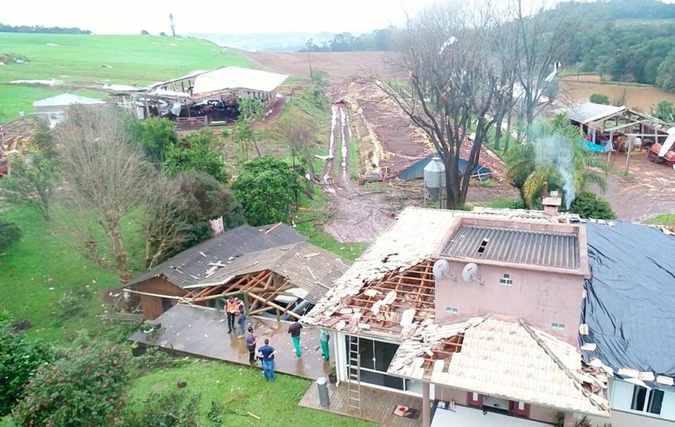Defesa Civil de SC confirma passagem de tornado com rajadas de vento acima de 100 km/h | Santa Catarina | G1