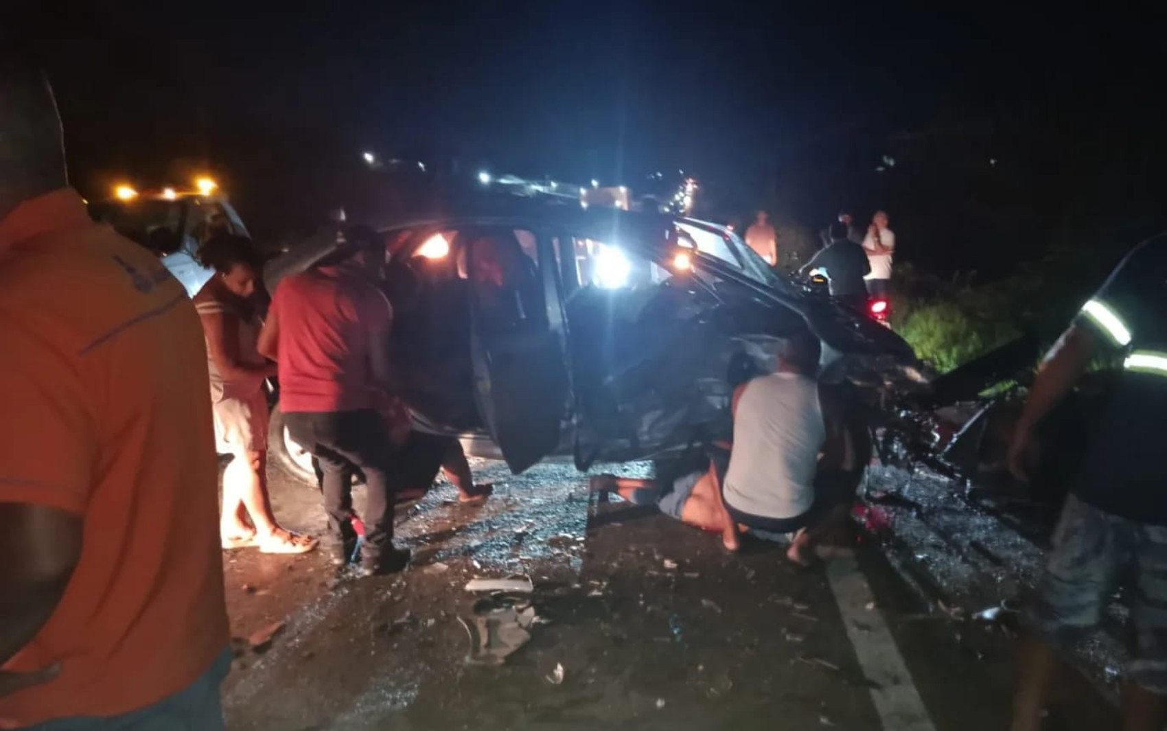 Uma pessoa morre e cinco ficam feridas após batida entre três carros na BR-101, na Bahia