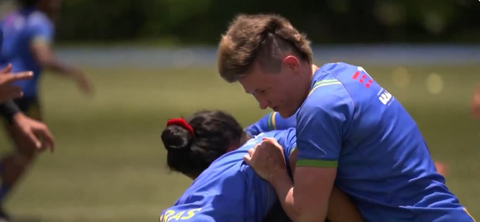 Raquel Kochhann durante treino de rugby — Foto: Reproduo/TV Globo