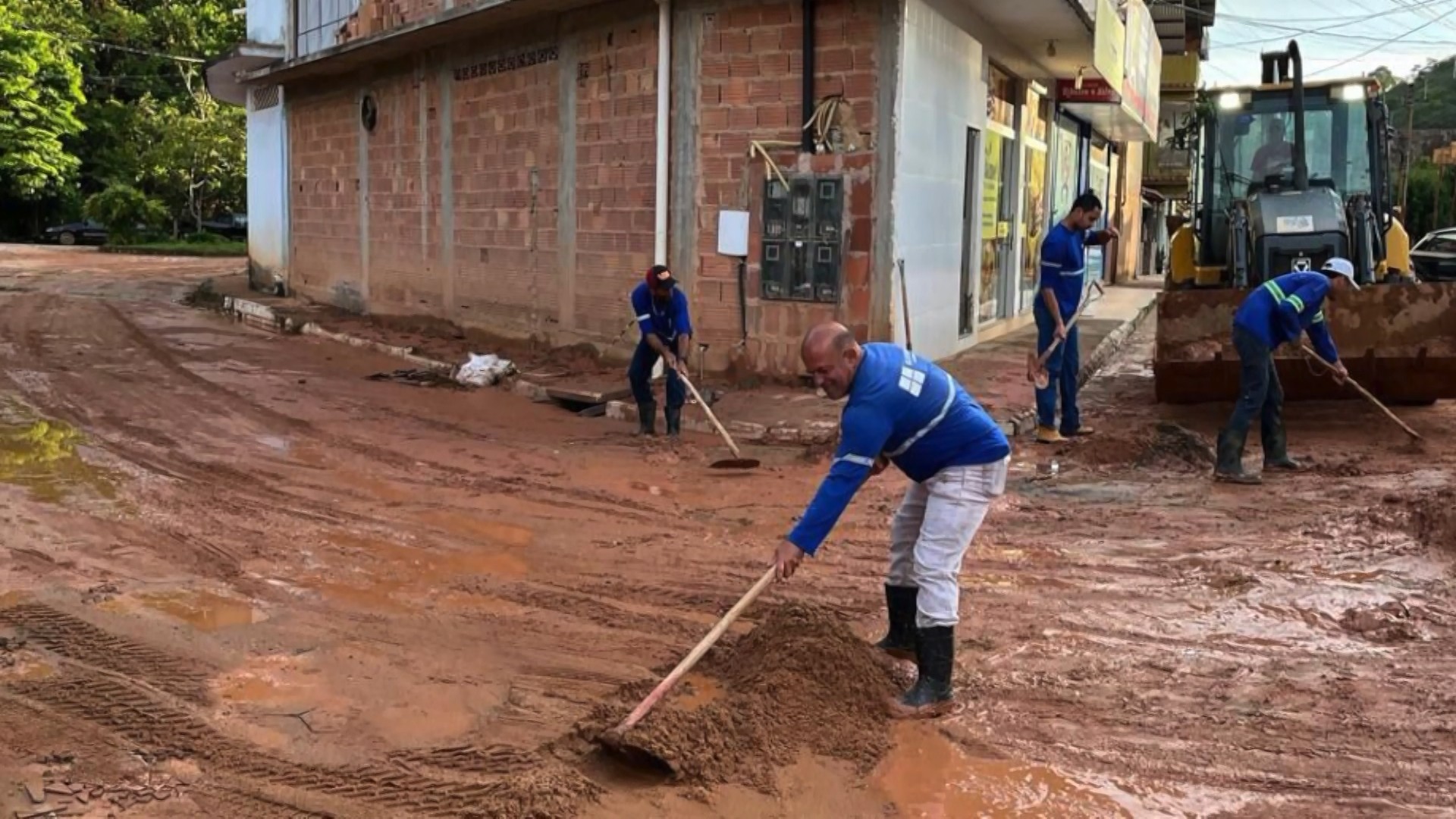 Chuva forte alaga ruas, casas e comércio em cidades do ES