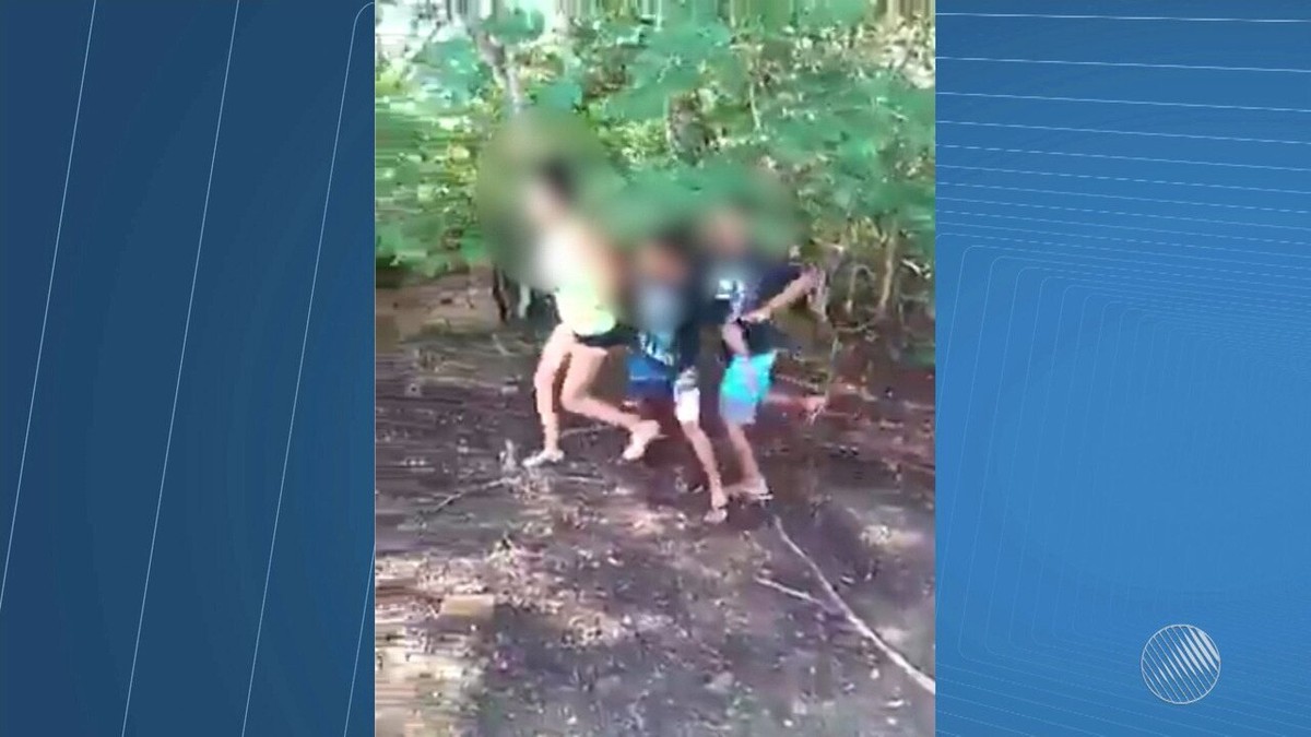 Imagens fortes: jovem é agredida por quatro adolescentes em Eunápolis, no  sul do estado