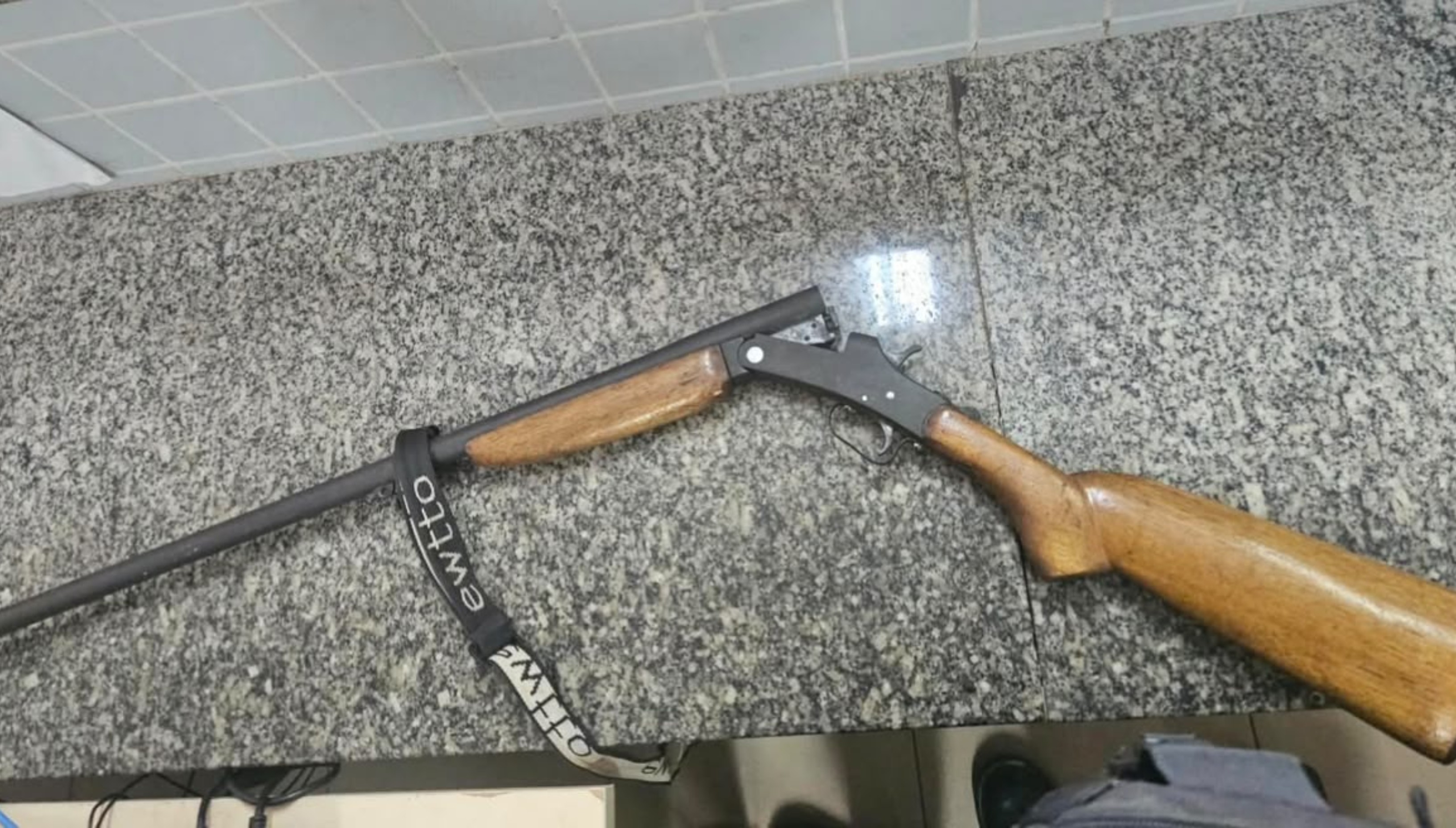 Briga entre dois casais em festa termina com quatro pessoas feridas e espingarda apreendida no Cantá