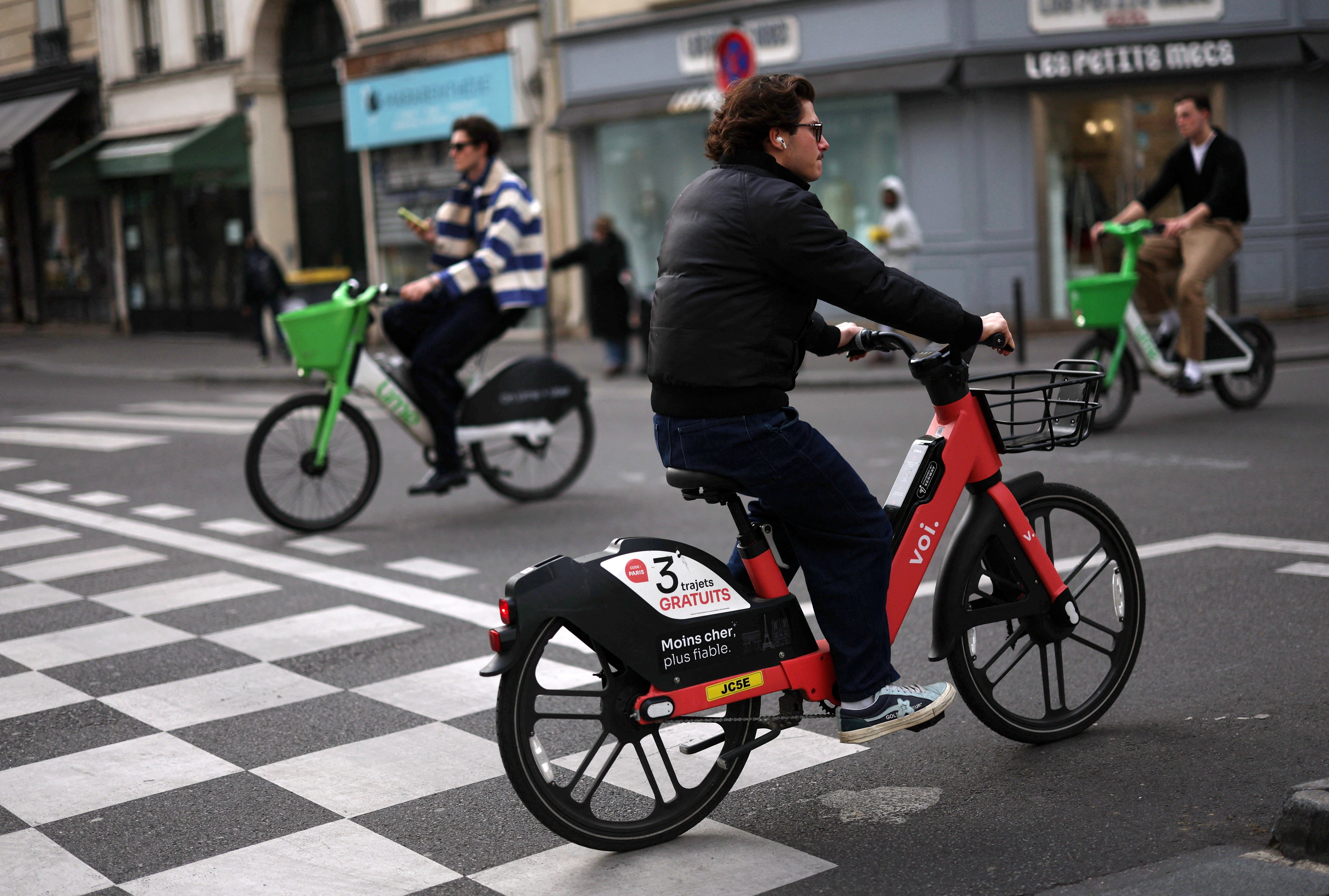 Prefeita de Paris termina mandato após 12 anos de luta contra os carros e a favor de pedestres e ciclistas; veja como era e como ficou a cidade