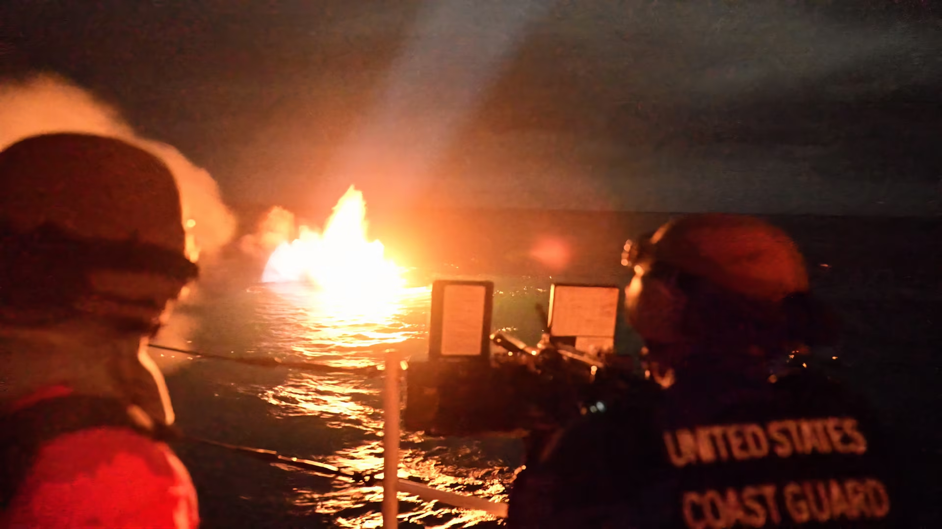 Governo Trump divulga imagens de abordagem da Guarda Costeira a embarcação com drogas; VÍDEO