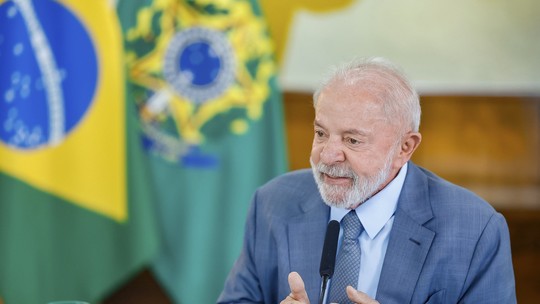 É #FAKE vídeo de Lula dizendo que liberou Bolsa Família para 'mães de bebê reborn' - Registro usou inteligência artificial para manipular entrevista concedida pelo presidente; nos comentários, usuários indicaram ter acreditado que fala é verdadeira. No conteúdo real, Lula fala sobre jogadores de futebol e partida do Corinthians.