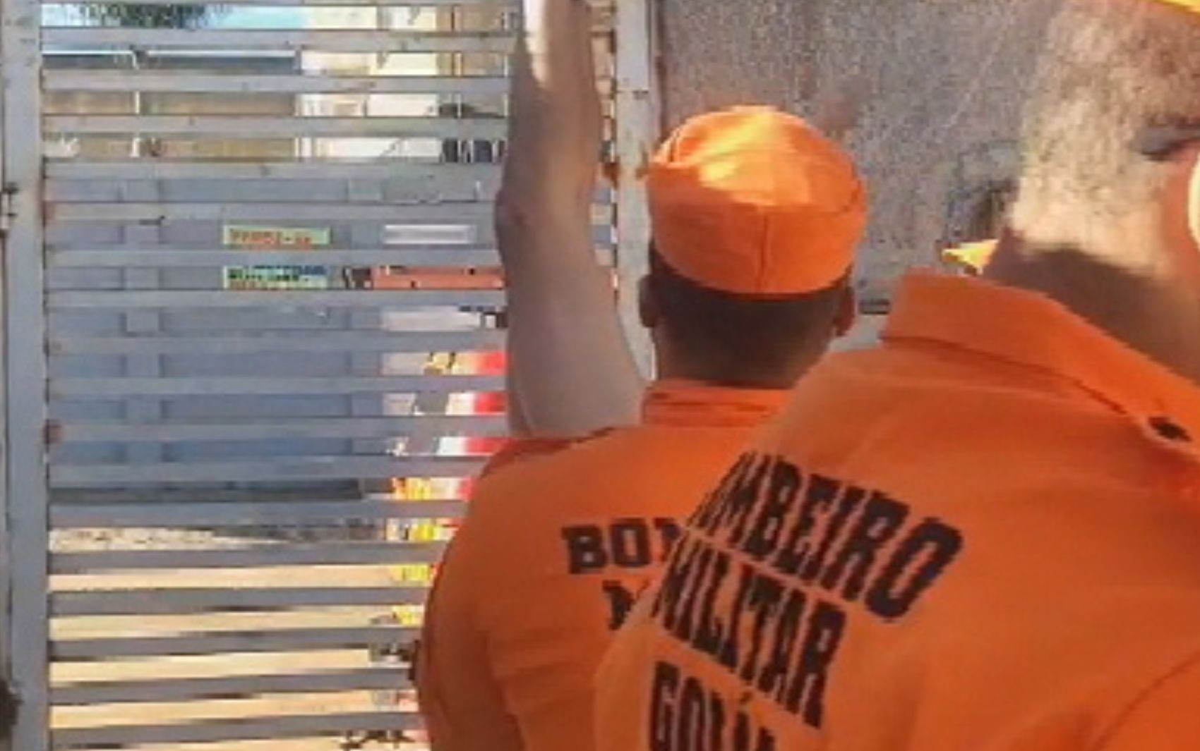 Homem fica nu e pendurado pelas calças em muro de condomínio em Goiás