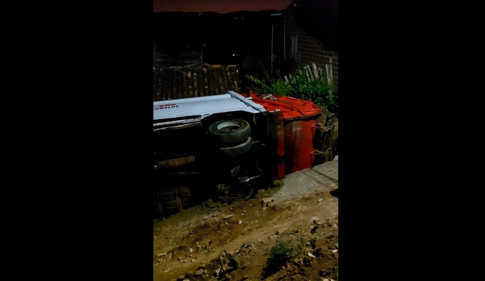 Caminhão do lixo vira após calçamento ceder no Vale do Jiquiriçá — Foto: Reprodução/Redes Sociais