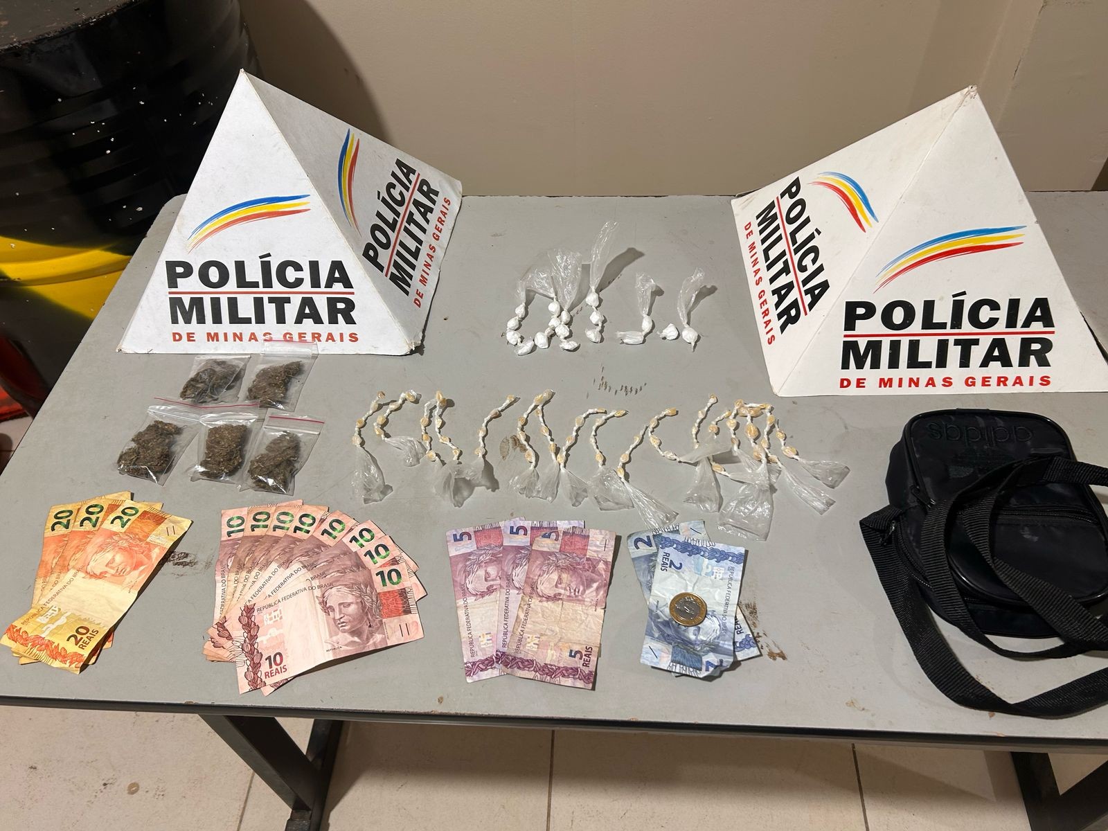 Homem é preso por tráfico de drogas após ser visto pulando muros de casas no Centro de Taiobeiras