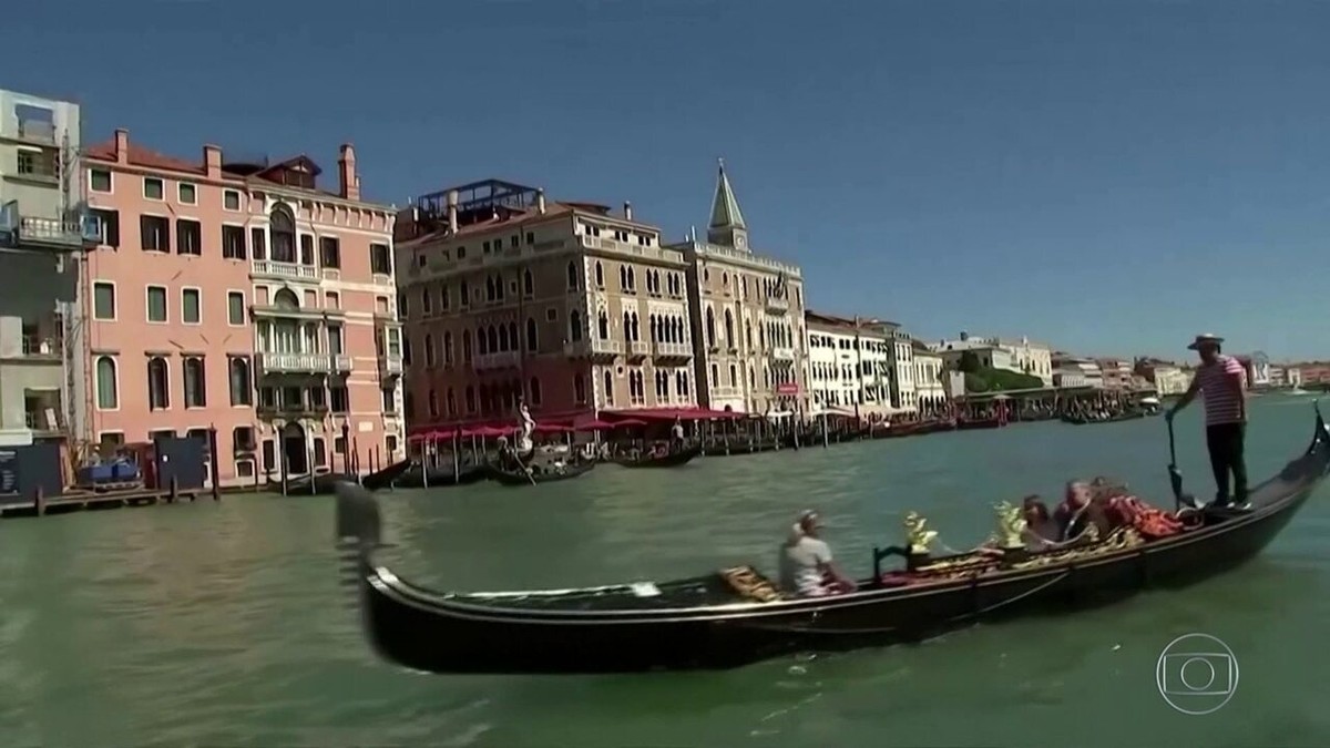 Venice will test charging entry fees of R and limiting visitors from April