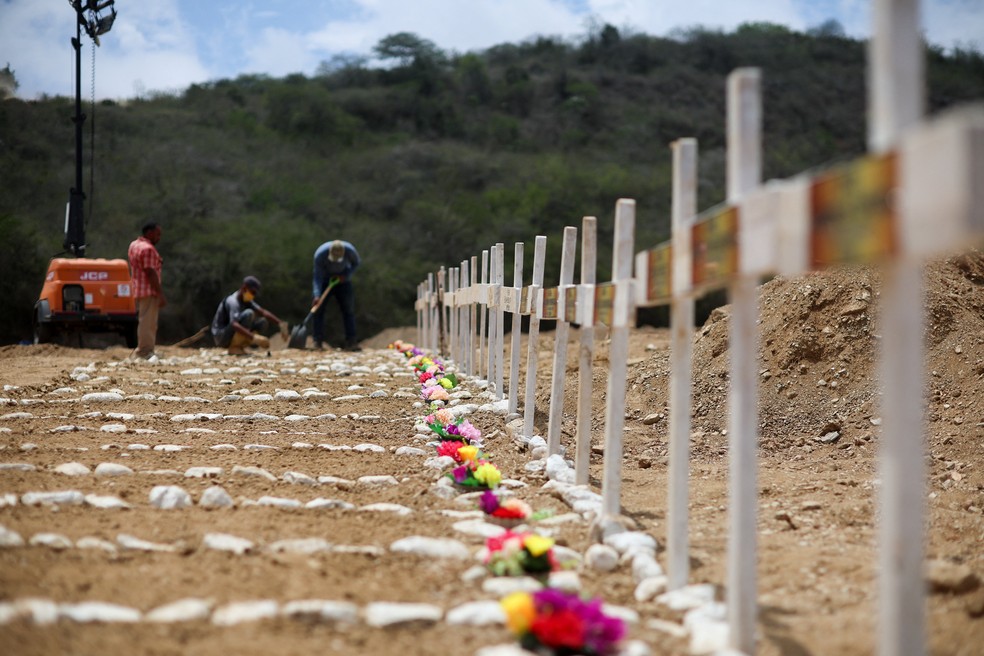 Trabalhadores preparam sepulturas no dia do enterro das vítimas do terremoto, após os tremores de 24 de junho, no Cemitério La Esperanza, em La Guaira, Venezuela — Foto: REUTERS/Adriano Machado