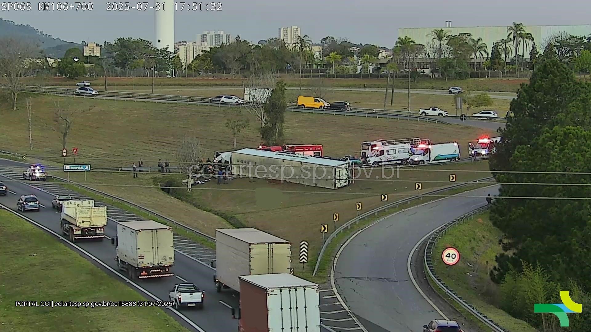 Carreta tomba e deixa motorista gravemente ferido em rodovia de Itatiba