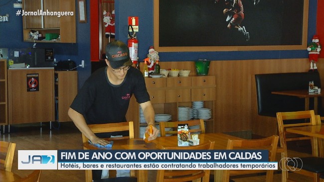 Gusttavo Lima joga sinuca em bar de Goiânia e atrai fãs para o