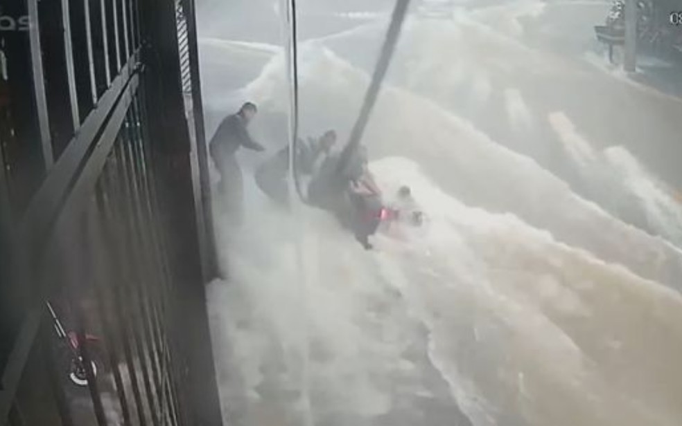 Moto é arrastada por enxurrada durante chuva em Goiânia — Foto: Reprodução/TV Anhanguera 