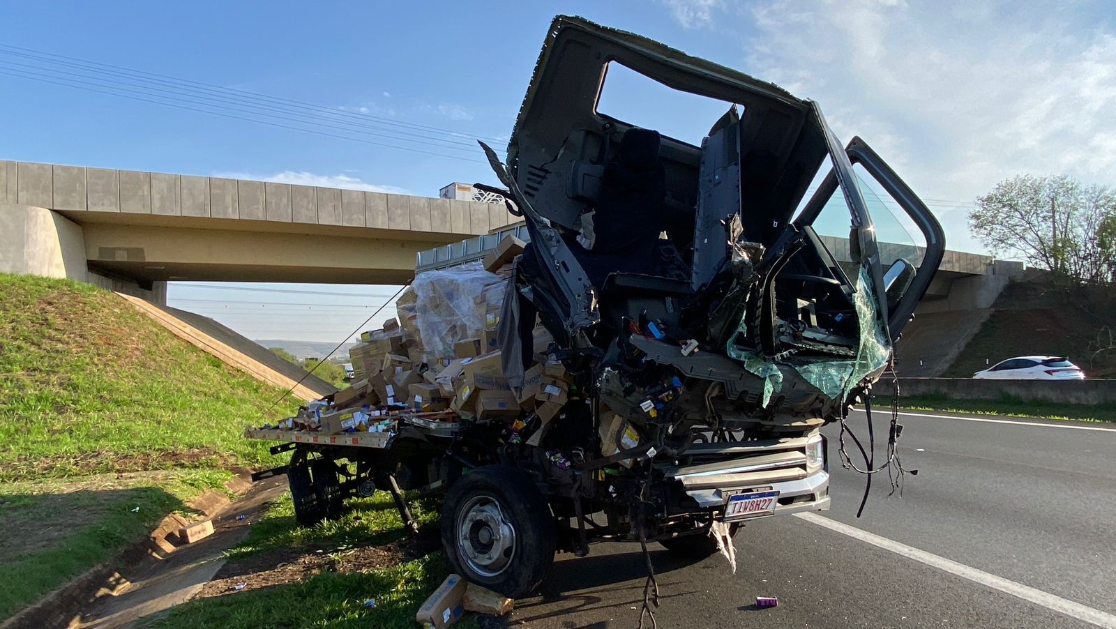 Caminhão com medicamentos bate contra carreta com 45 toneladas de algodão e fecha rodovia em Limeira