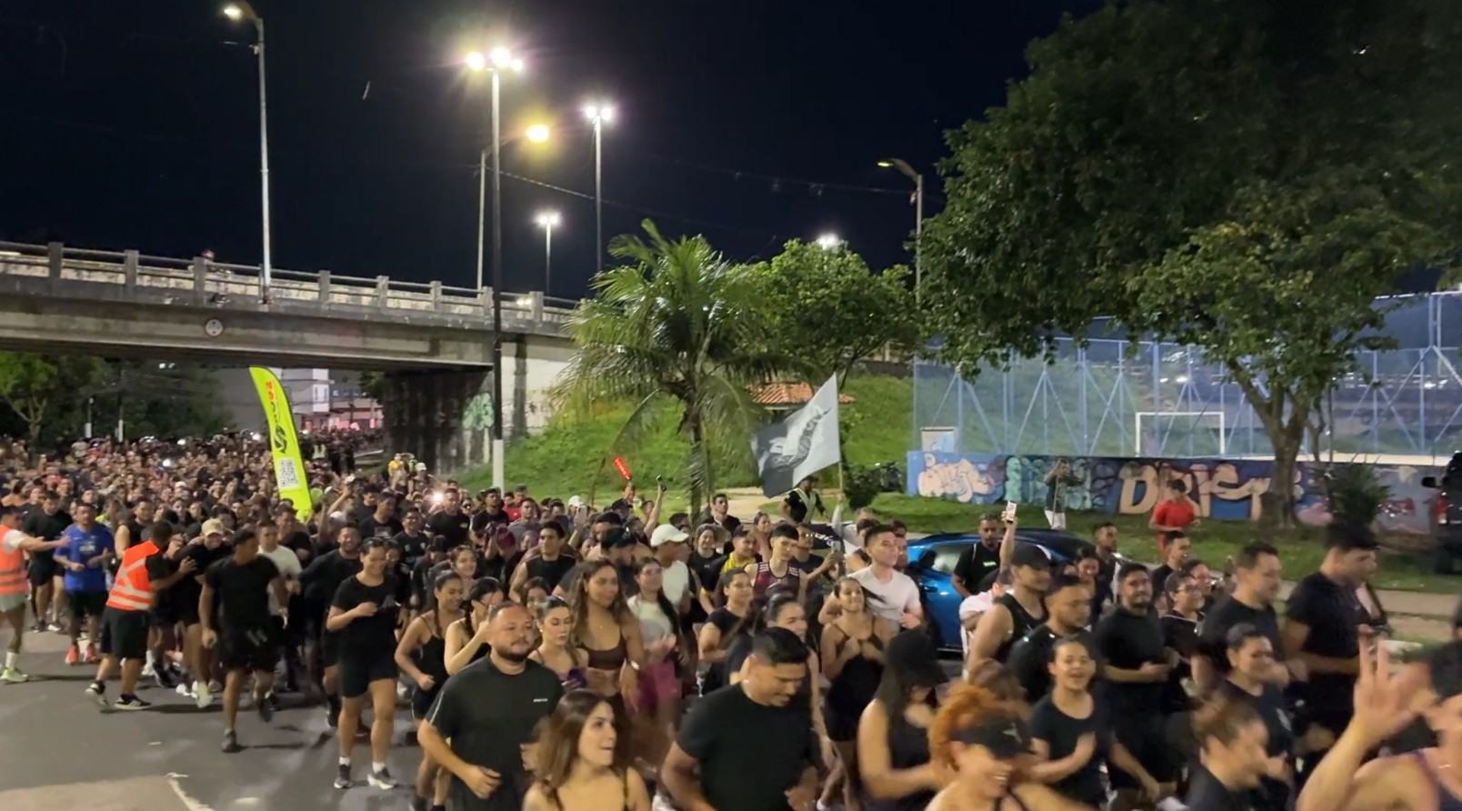 Por que milhares de pessoas estão correndo juntas pelas ruas de Manaus à noite? Conheça o 'Corre de Quinta'; VÍDEO