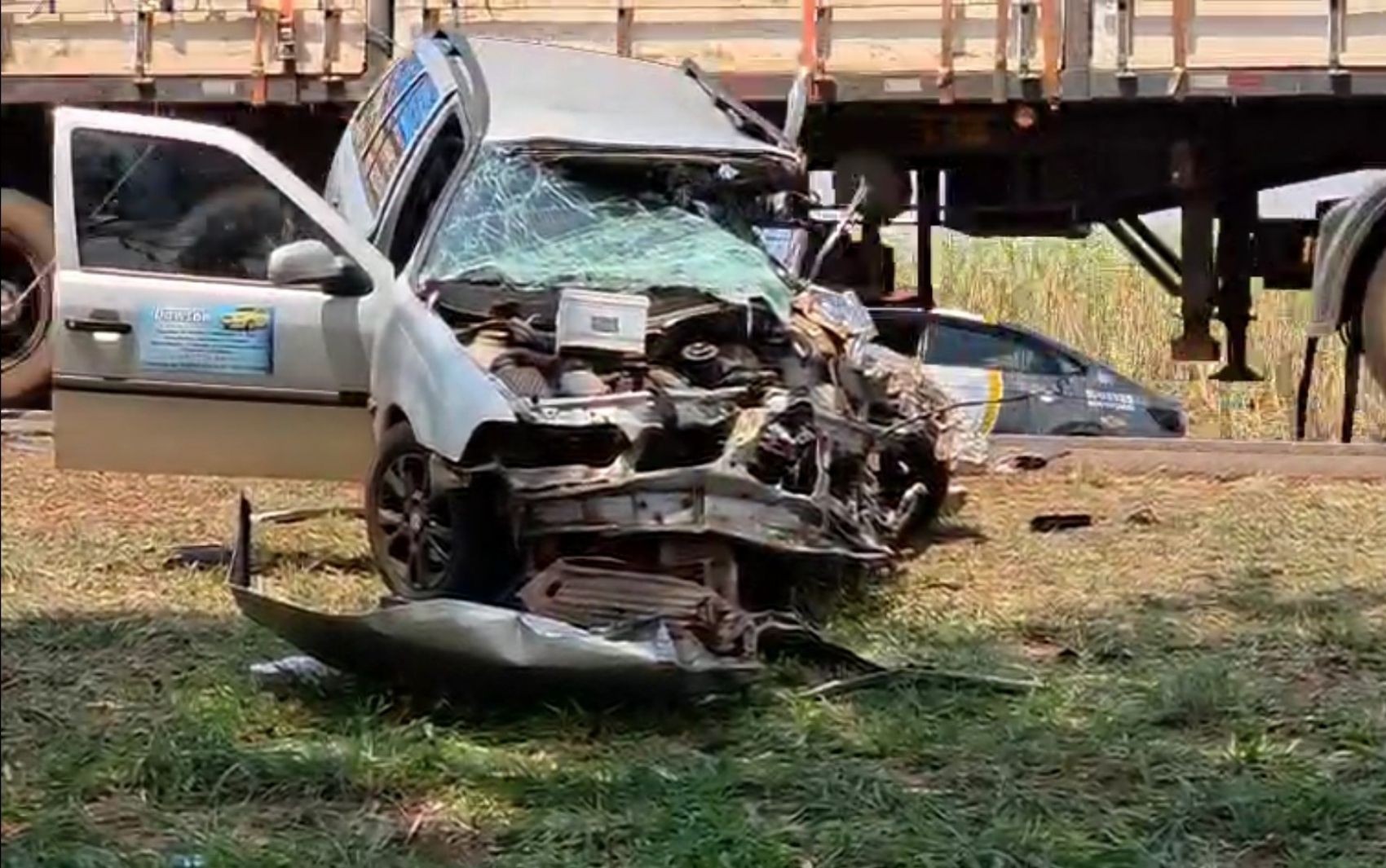 Homem morre em acidente entre carro e caminhão na Rodovia Cunha Bueno, em Jaboticabal, SP