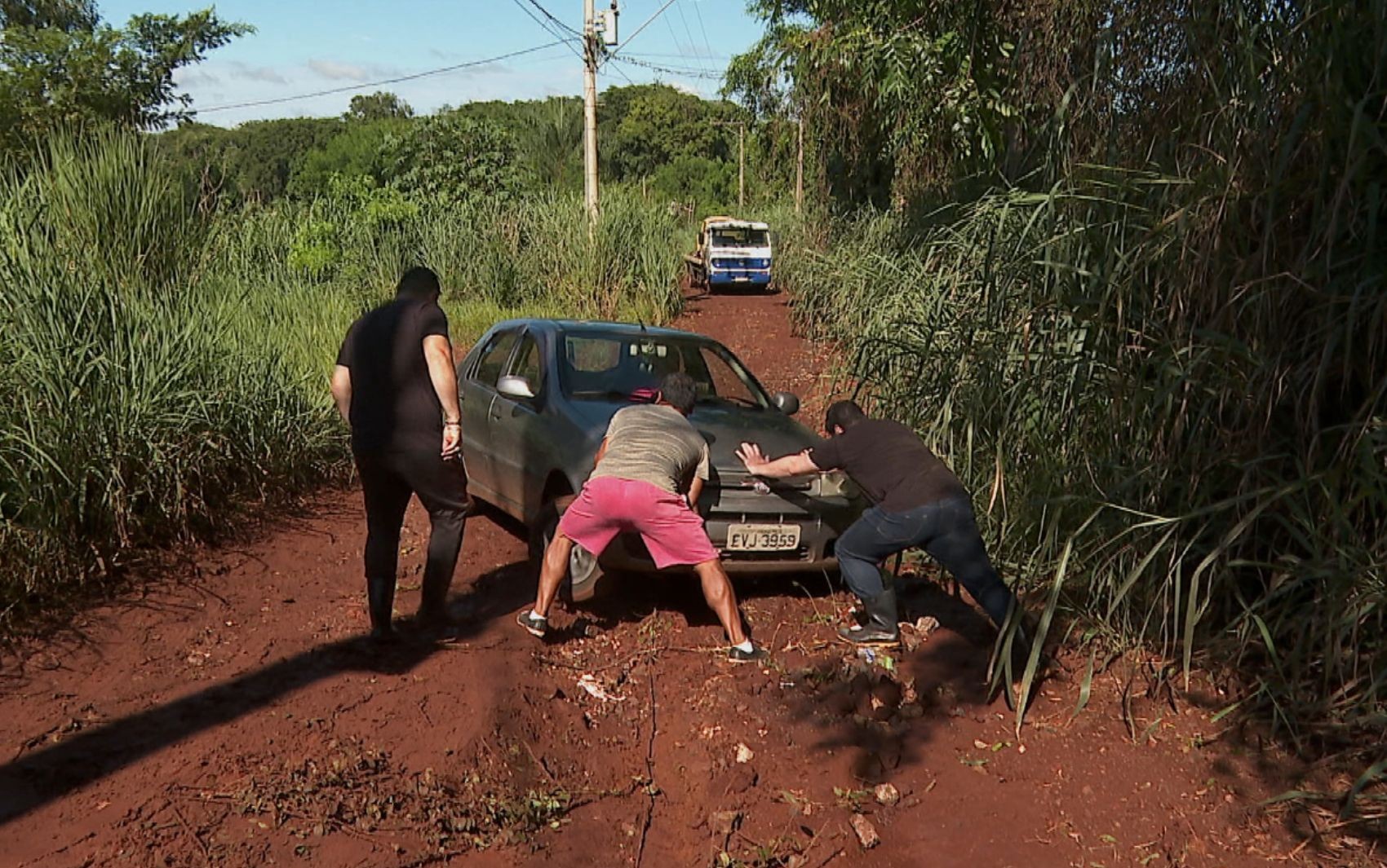 Moradores denunciam más condições de estrada rural em Jurucê, distrito de Jardinópolis, SP: 'ilhados'
