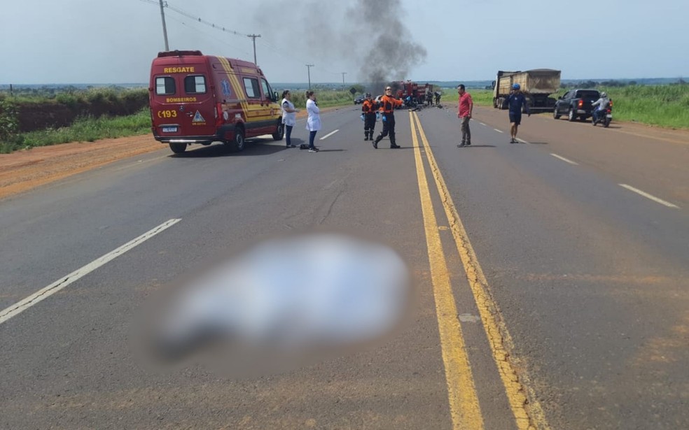 Acidente na SP-463, em Santo Antônio do Aracanguá (SP), deixou trecho da pista interditado neste sábado (24) — Foto: Reprodução/Redes Sociais
