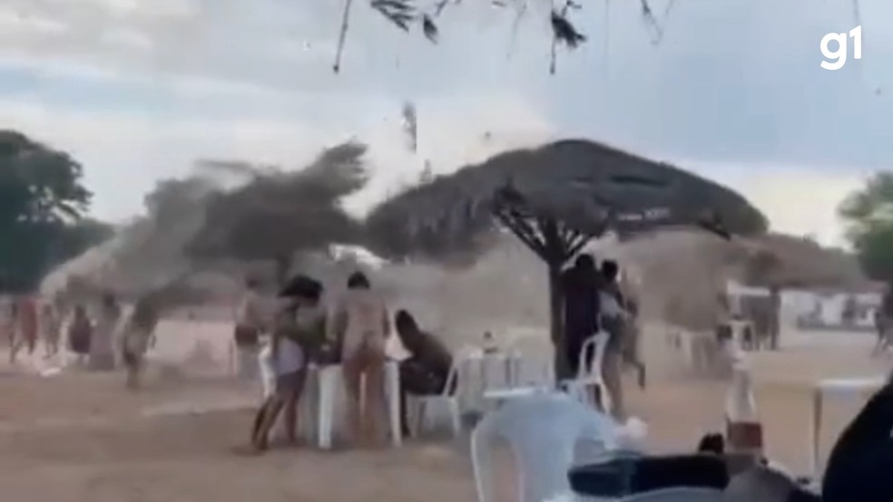 Redemoinho de vento assusta banhistas em balneário de Colinas, no Sul do Maranhão — Foto: Reprodução