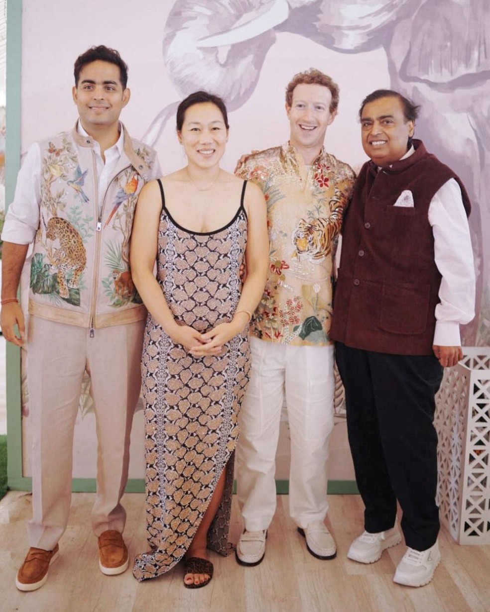 Akash Ambani, Mark Zuckerberg, Priscilla Chan e Mukesh Ambani posam durante as celebrações pré-casamento de Anant Ambani e Radhika Merchan — Foto: Reliance Industries/Handout via REUTERS