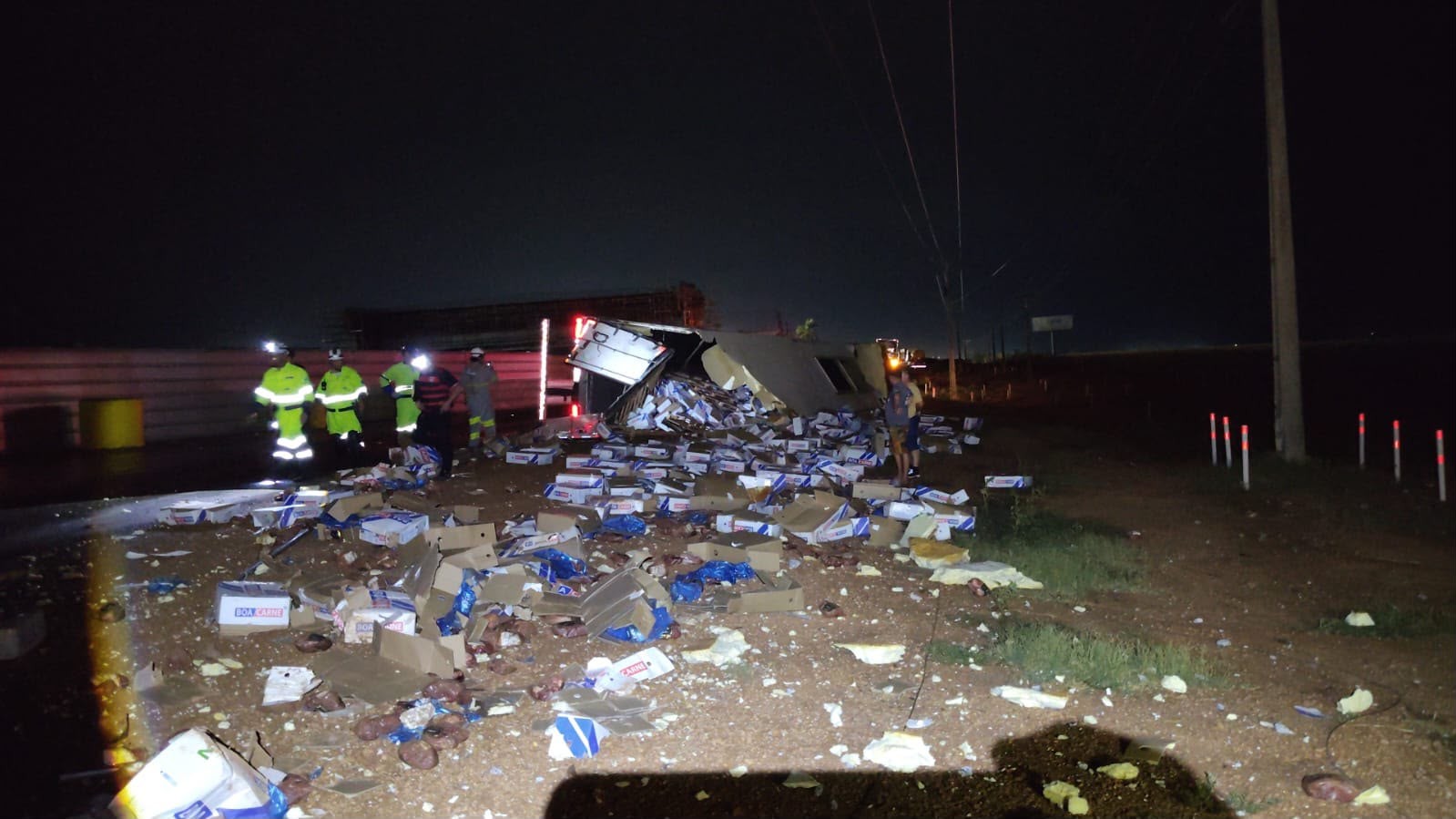 VÍDEO: motoristas saqueiam carga de carne após carreta tombar na BR-163 em MT