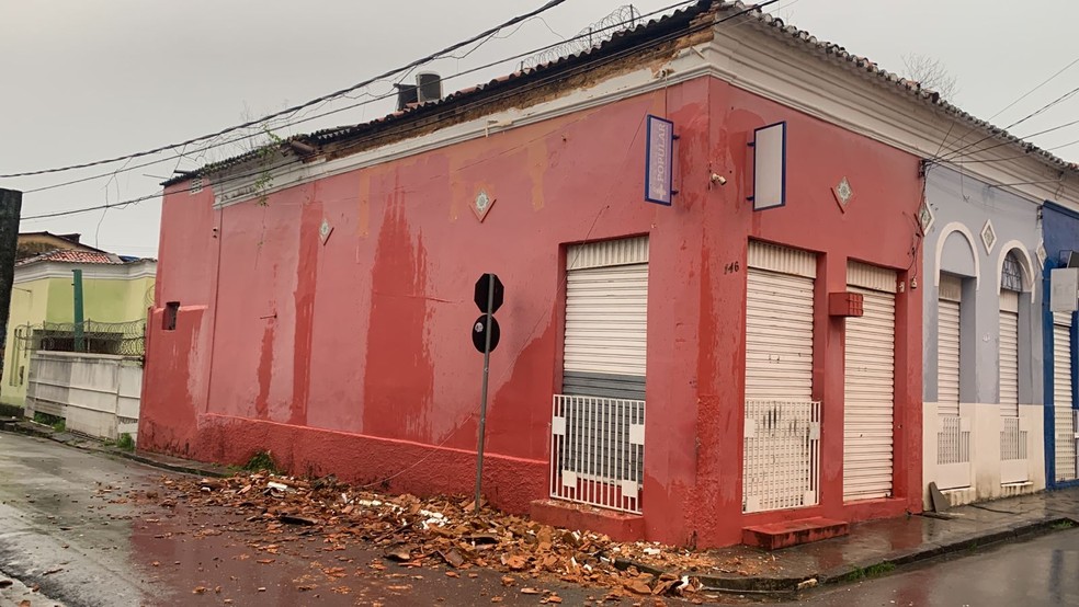 Parte de teto de casarão desaba no Centro de São Luís — Foto: Nicce Ribeiro/TV Mirante