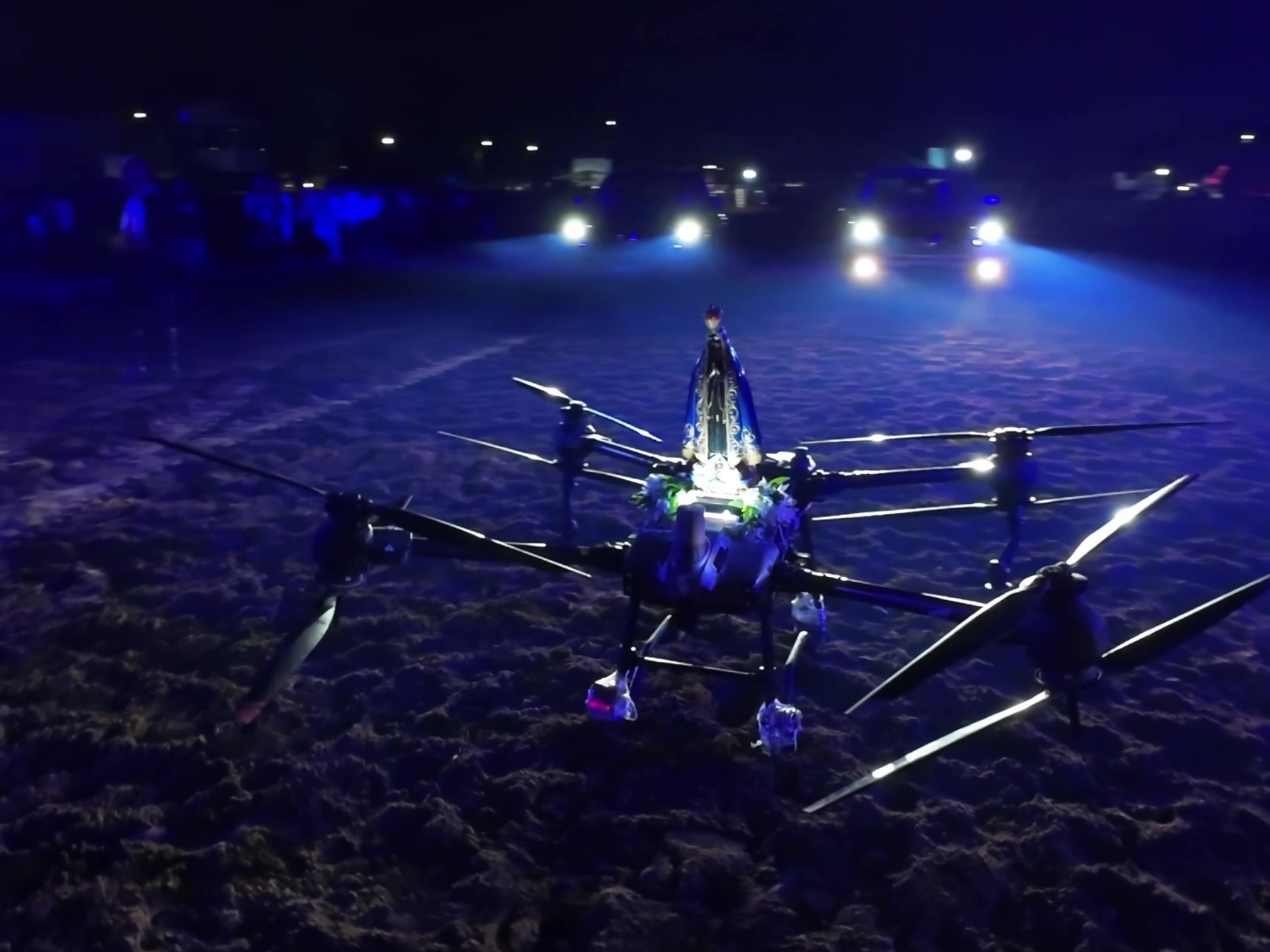 VÍDEO: Nossa Senhora Aparecida, padroeira dos peões, chega 'voando' em drone durante rodeio no RS